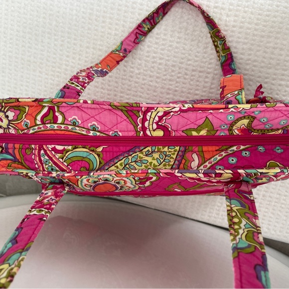 Almost new Vera Bradley : Pink paisley, diaper bag and changing mat - Picture 4 of 8